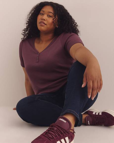Girlfriend-Fit V-Neck Ribbed Tee - PENN. Essentials