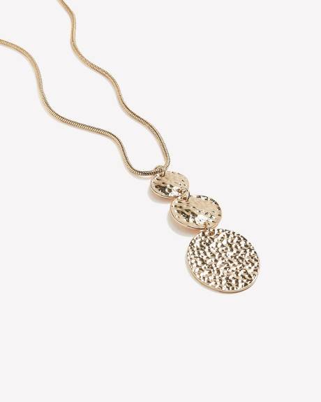 Collier long doré à pendentif martelé