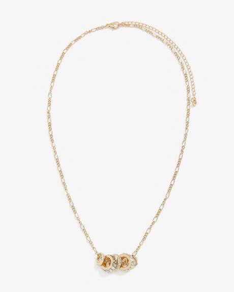 Chaîne courte avec pendentifs en anneaux