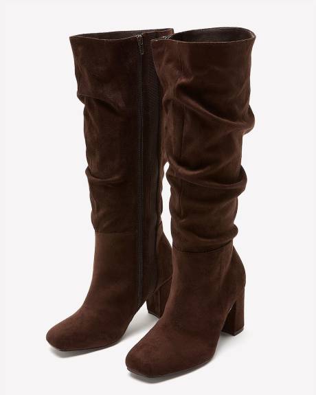 Botte haute plissée en microsuède marron avec talon haut et bout carré, pied très large