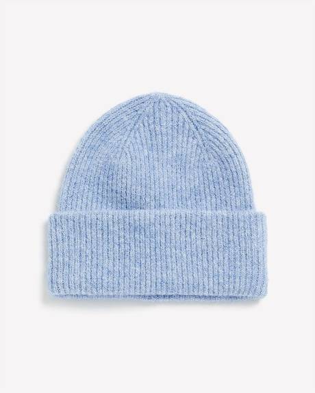 Bonnet bleu en tricot côtelé