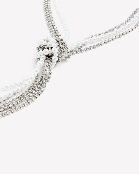 Long collier noué avec perles
