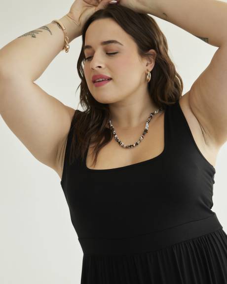 Robe maxi noire sans manches avec encolure carrée, tissu responsable