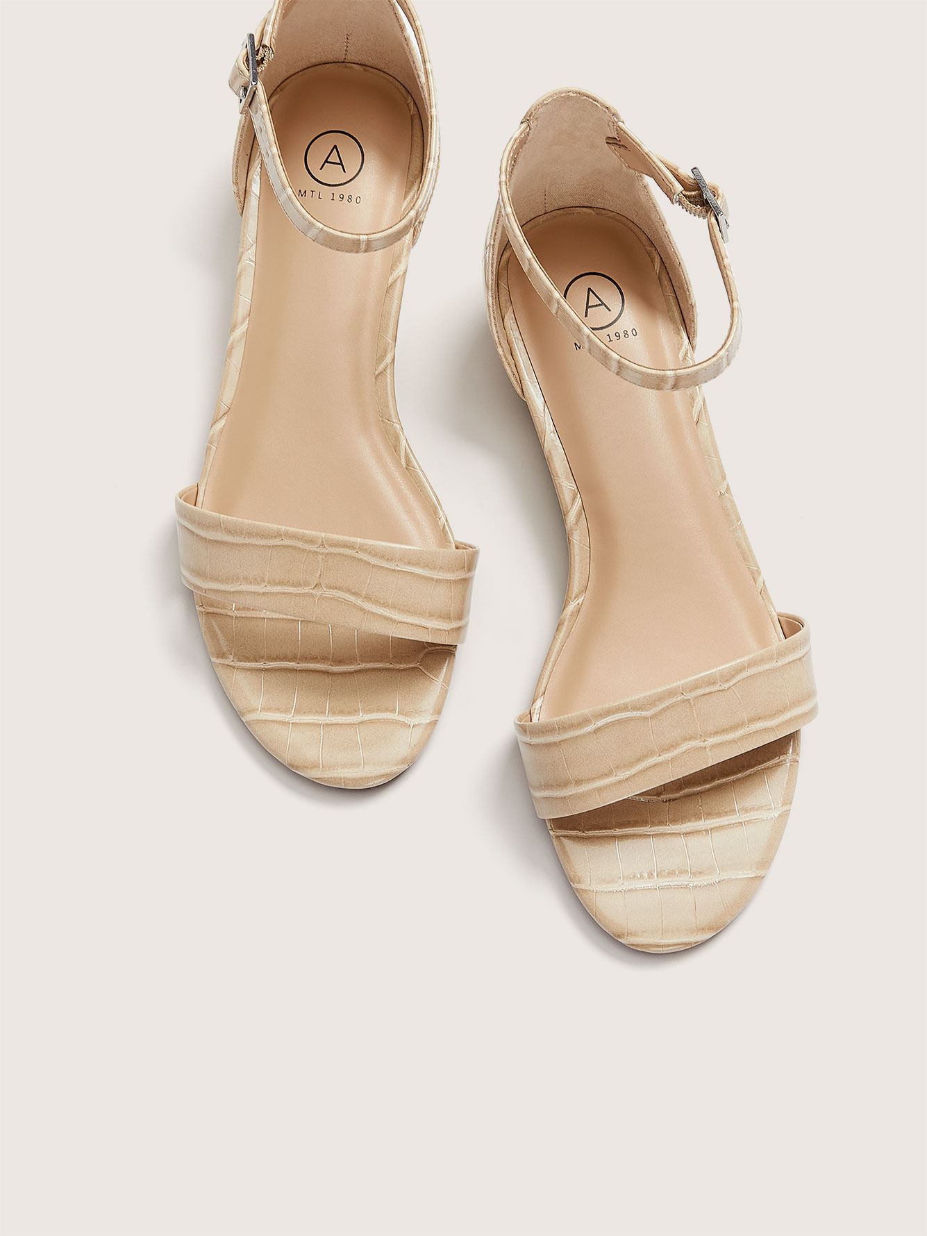 sandale a talon pied large