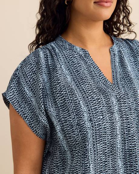 Extended-Sleeve Split Neck Shirt