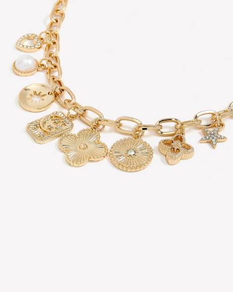 Collier court à maillons avec breloques