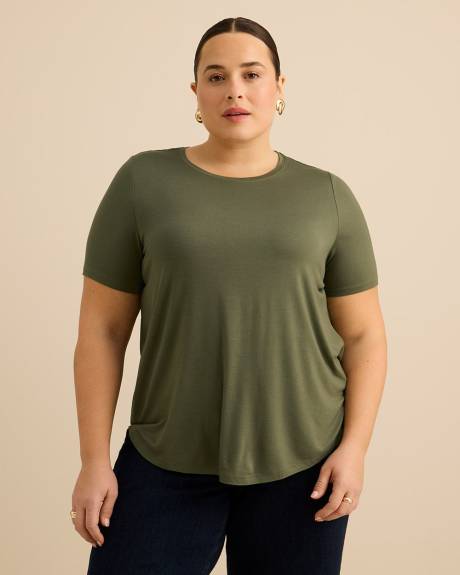 Modern-Fit Crewneck Tee - PENN. Essentials