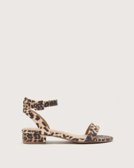 Sandale à motif léopard avec attache à la cheville, pied très large