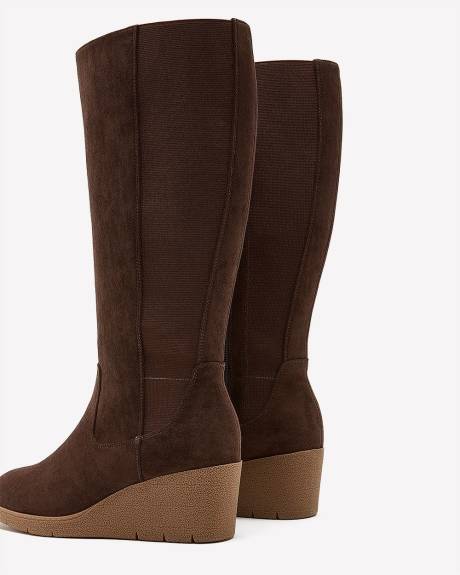 Botte haute compensée en faux suède, pied très large