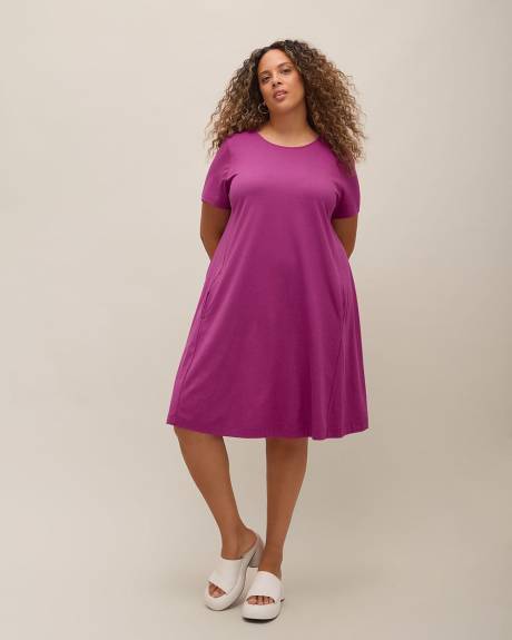 Robe à manches courtes avec col en U