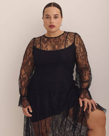 Robe mi-longue noire en dentelle diaphane avec manches bouffantes