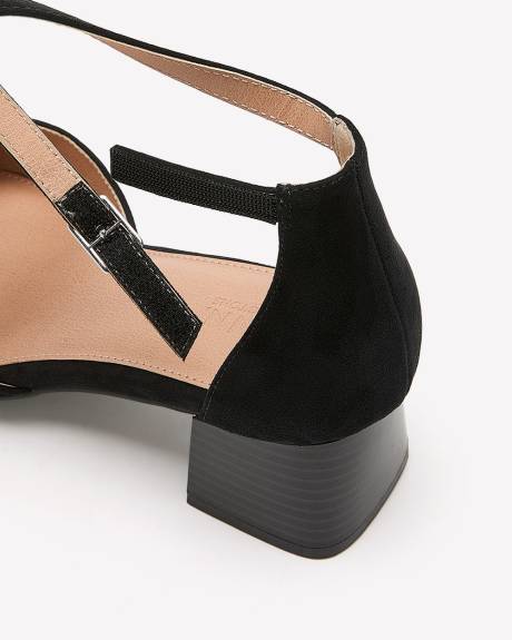 Chaussure noire pointue à talon bloc et bride à la cheville, pied très large