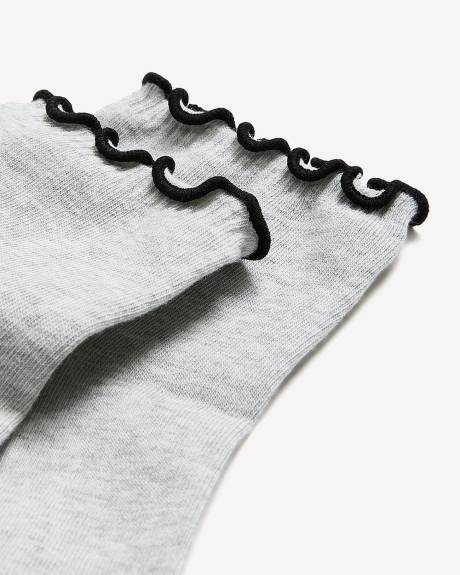 Chaussettes courtes &agrave; rebord ondul&eacute; contrastant