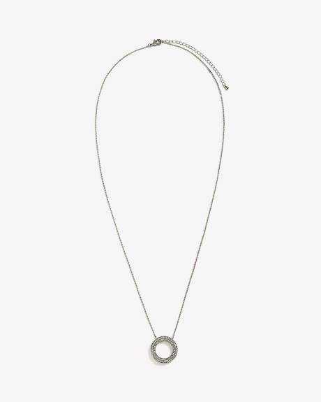 Collier long avec pendentif anneau serti de strass