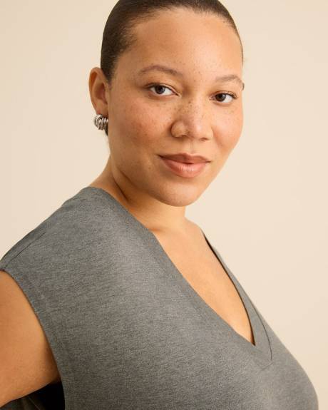 Modern-Fit V-Neck Tee - Addition Elle - PENN. Essentials