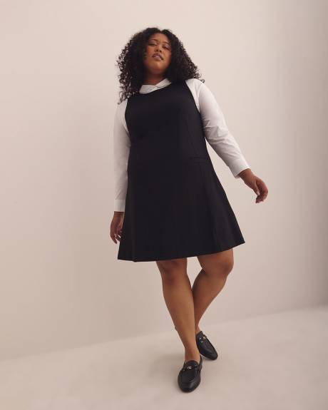 Robe noire sans manches en pointe de Rome