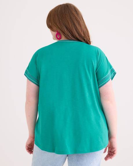 Haut long en tricot bleu avec col rond et coutures contrastantes