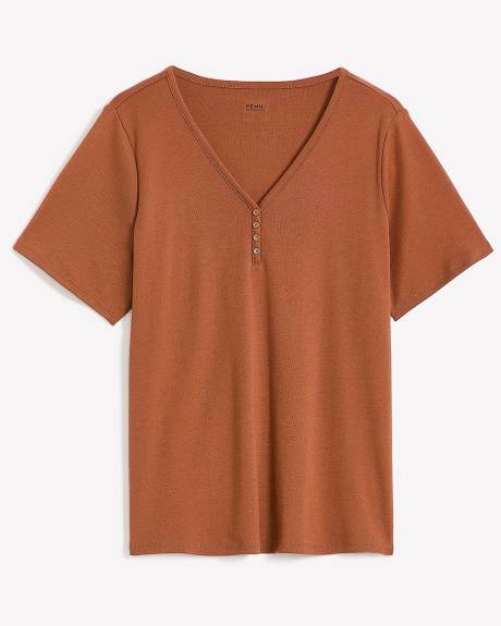 Girlfriend-Fit V-Neck Ribbed Tee - PENN. Essentials