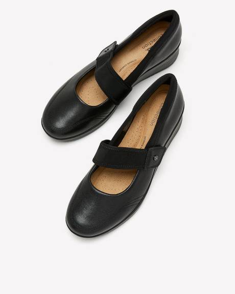Chaussure à bride en cuir noir avec talon compensé, pied large - Clarks