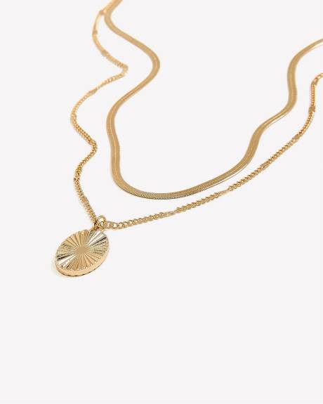 Collier doré court à deux chaînes avec pendentif texturé