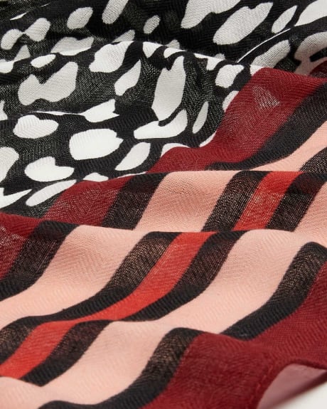 Lightweight Scarf With Animal Print - In Every Story