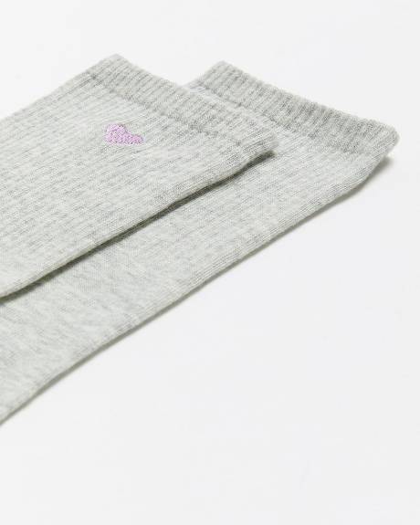 Chaussettes grises avec coeur brodé