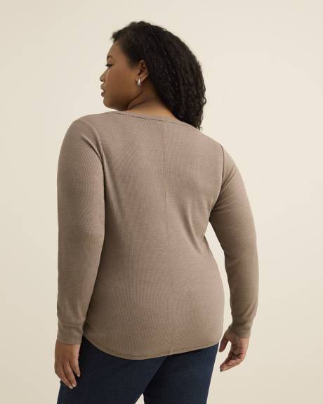 Curvy-Fit Long-Sleeve Waffle Tee - PENN. Essentials