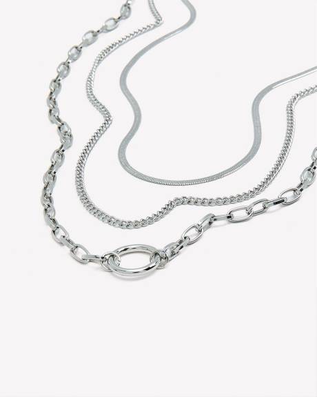 Collier à trois chaînes avec pendentif circulaire
